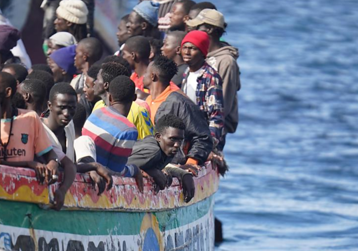Los migrantes de un cayuco se asoman por la borda en La Restinga, el pasado 31 de octubre