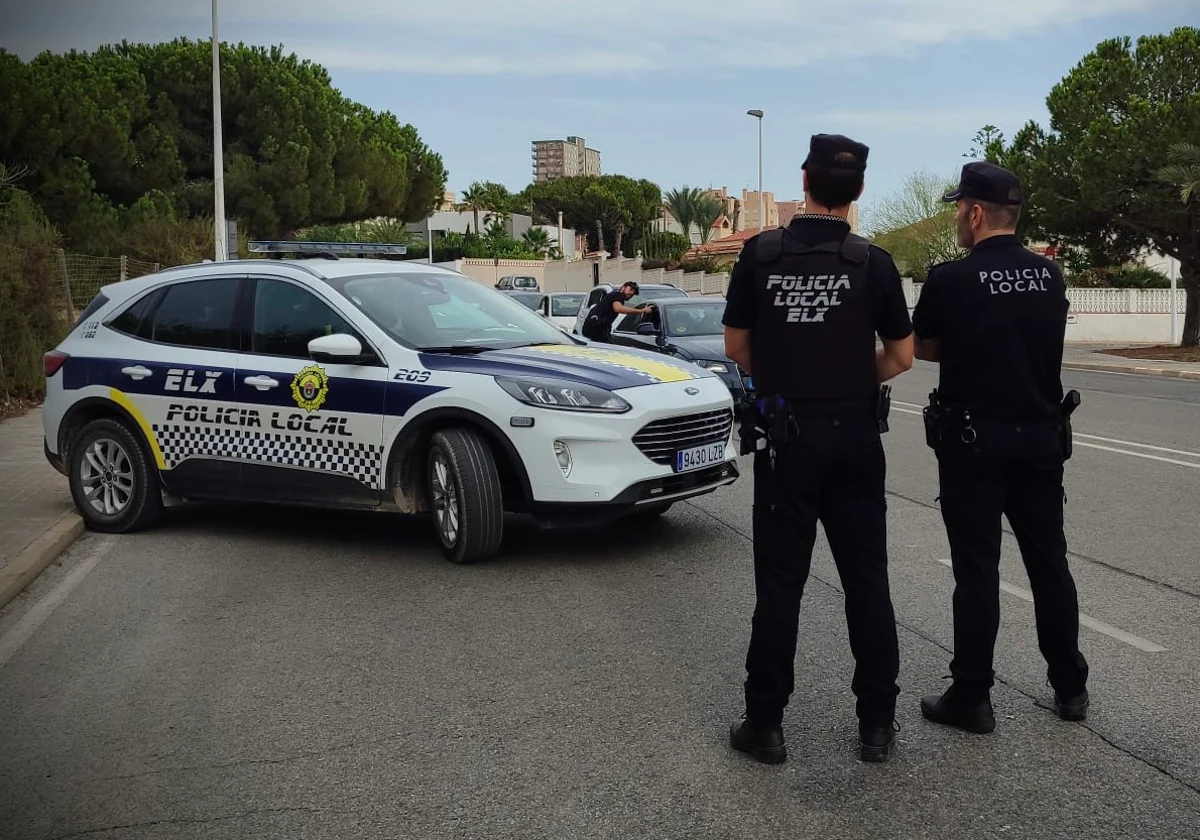 Agentes de la Policía Local de Elche, en una imagen difundida en sus redes sociales