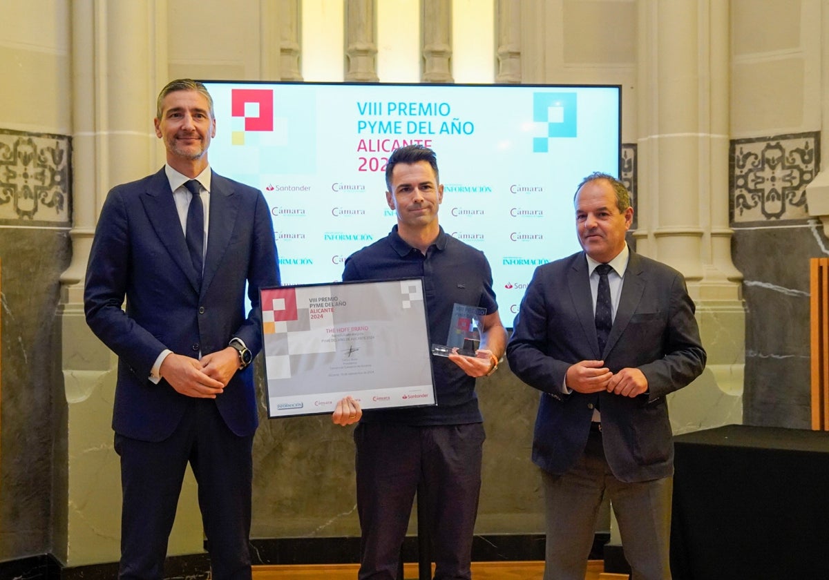 El presidente de la Cámara de Alicante, Carlos Baño (derecha), junto al premiado Fran Marchena y el directivo de Banco Santander Carlos Jesús Mendoza