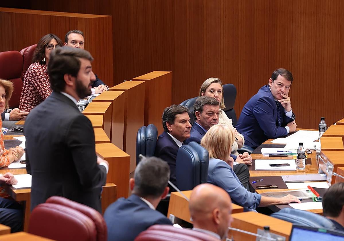 Fernández Mañueco atiende a la intervención de García-Gallardo, ayer en el pleno de las Cortes