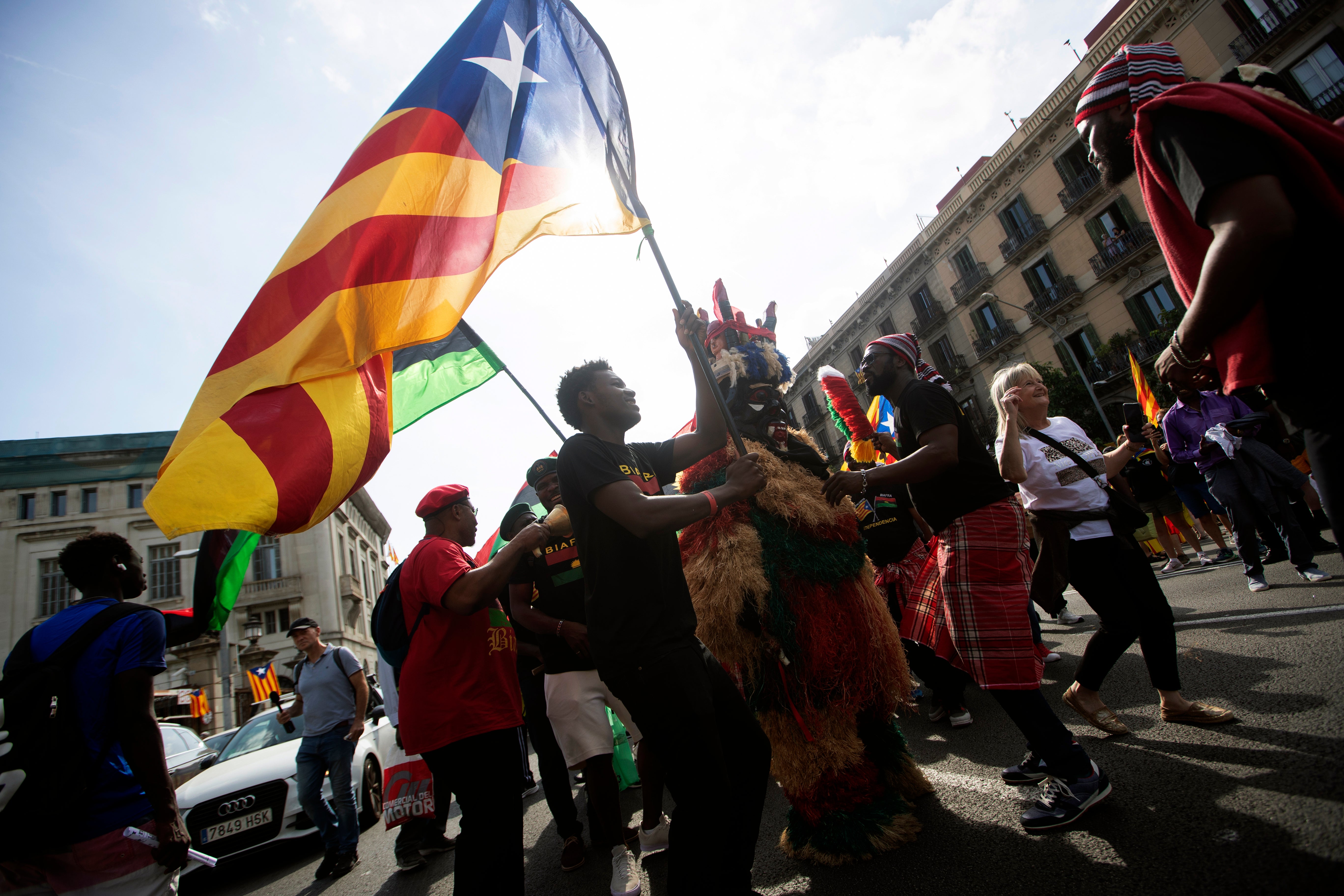 Asistentes a la manifestación de la Diada que recorre las calles de Barcelona.