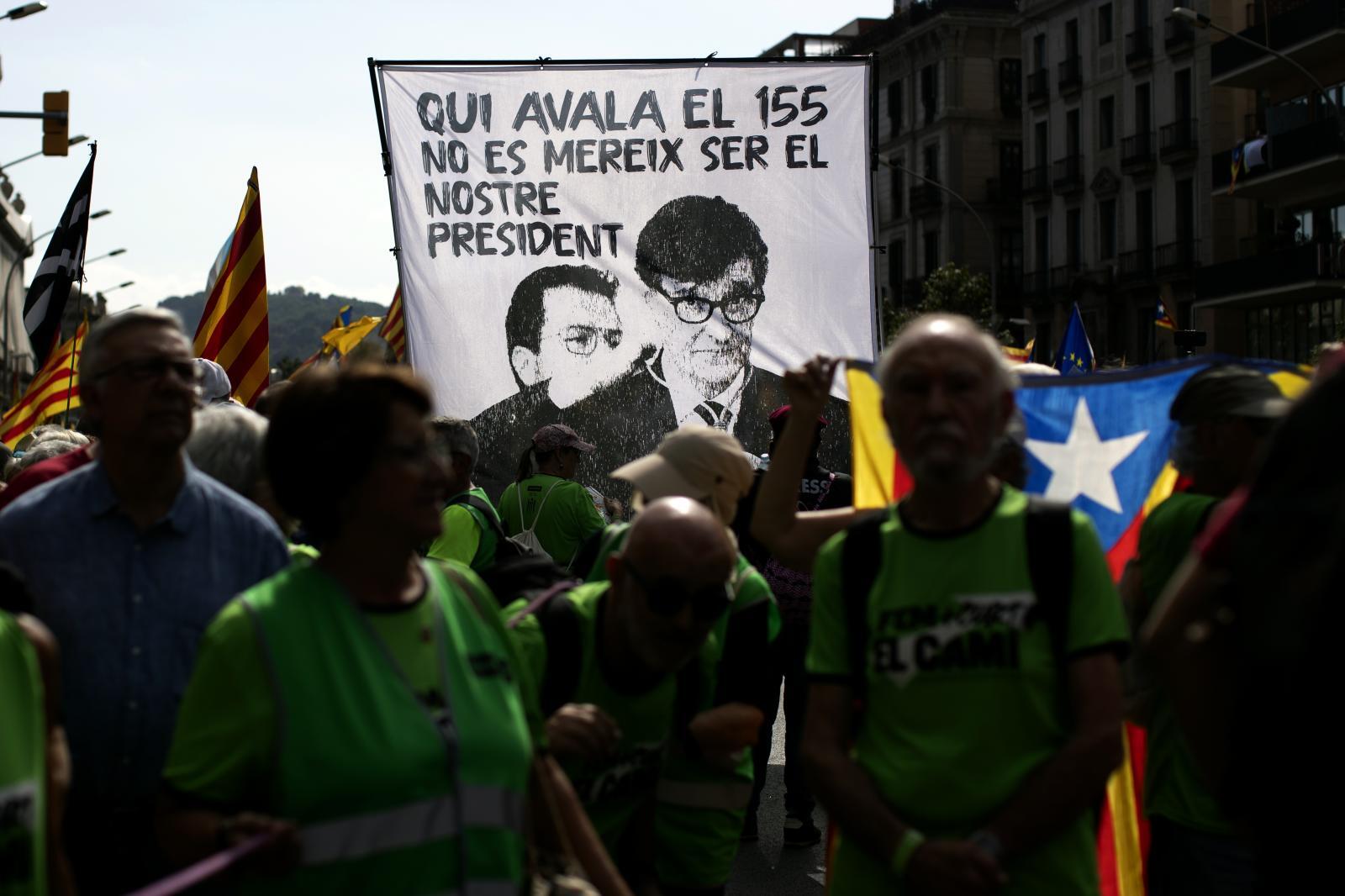 Pancarta contra el presidente de la Generalitat, Salvador Illa, en una de las manifestaciones de la Diada 2024.