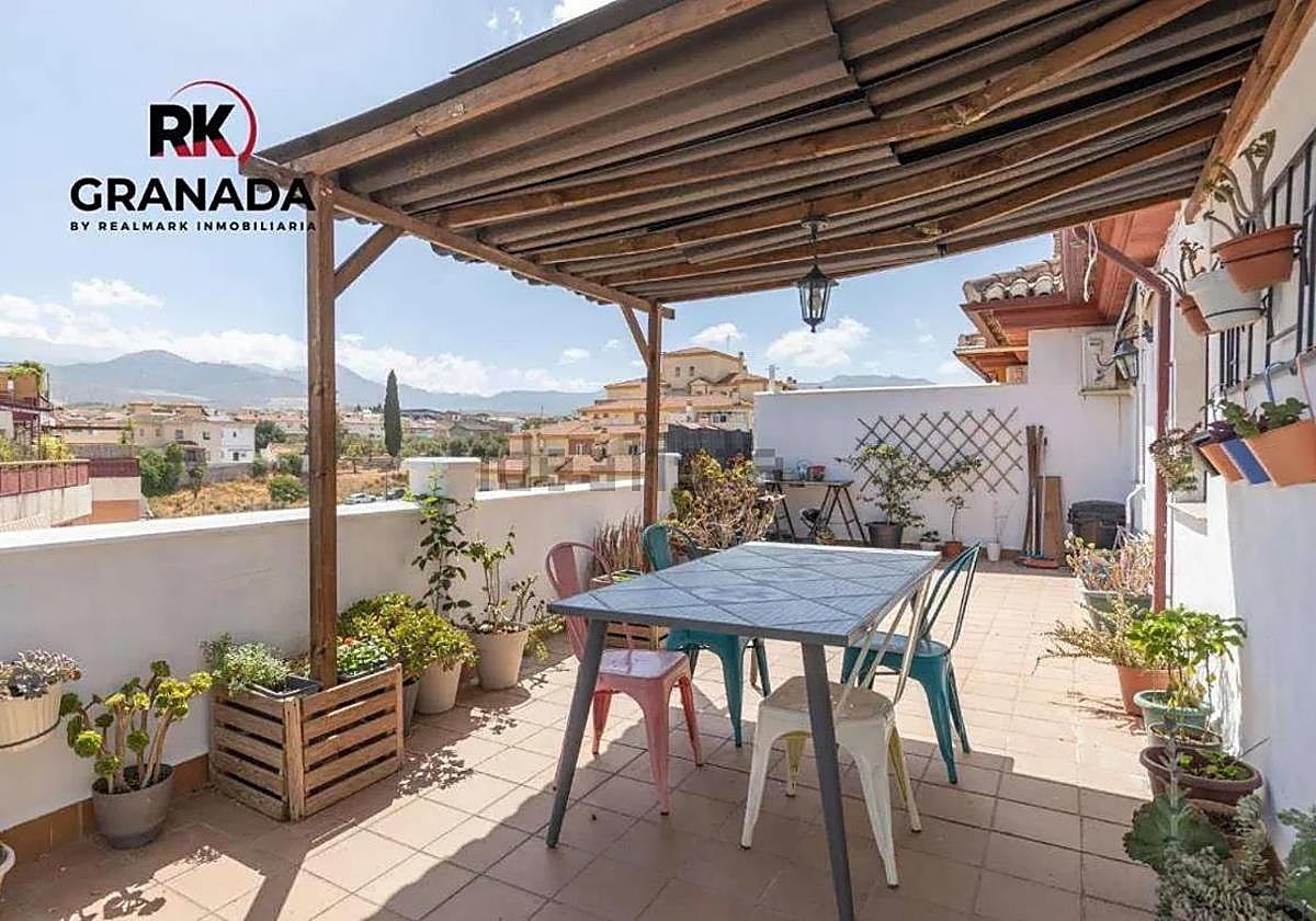 Una de las terrazas de este ático en Gójar (Granada), con vistas a Sierra Nevada