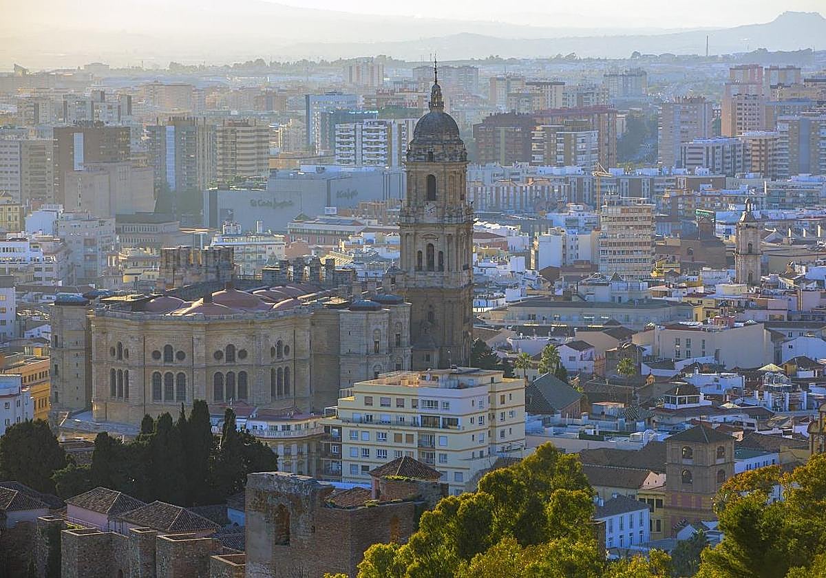 La Catedral domina el paisaje del centro de Málaga
