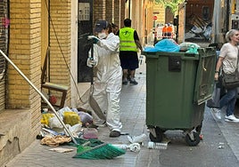 Aparece el cadáver de un hombre en un local del centro de Granada donde vivía una mujer con Síndrome de Diógenes