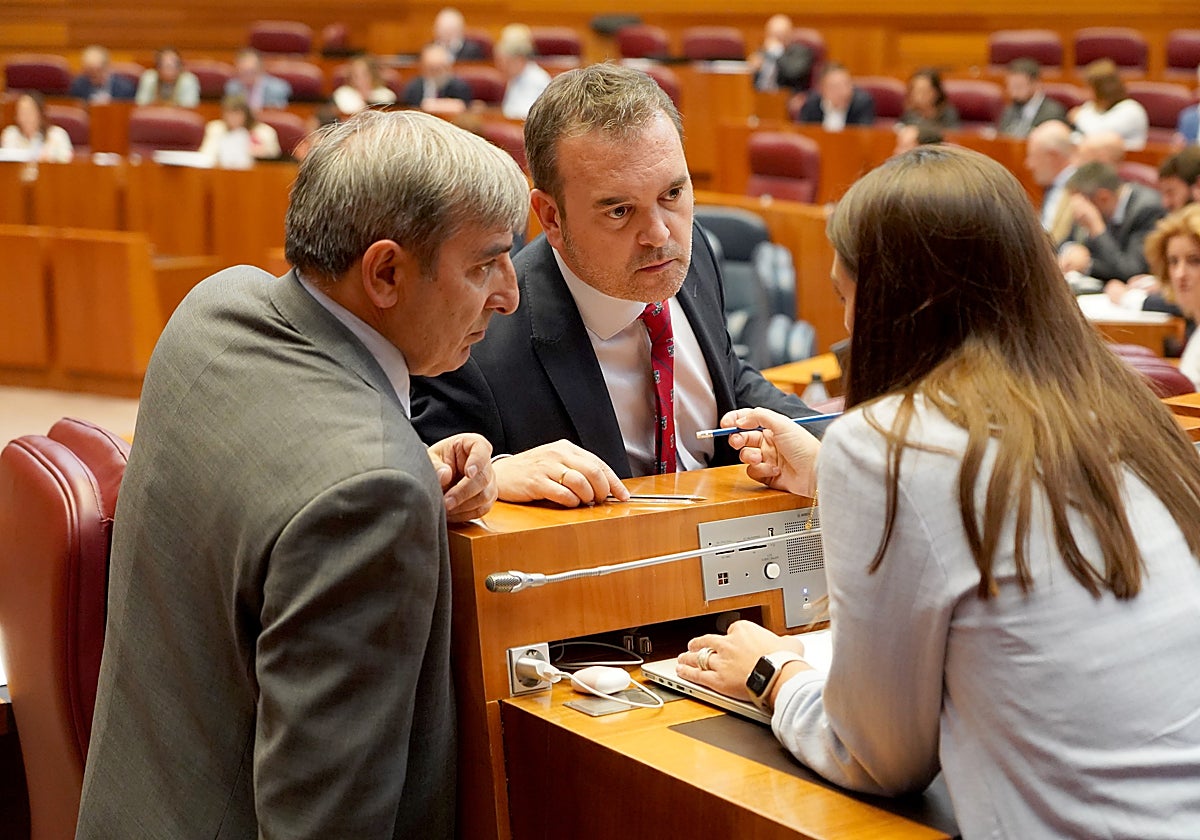 El portavoz del PP, Ricardo Gavilanes, junto al consejero de Movilidad, José Luis Sanz Merino, y Elena Rincón