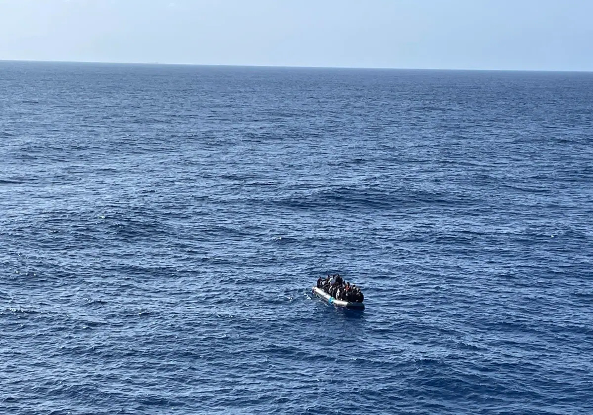 Imagen de la embarcación rescatada este miércoles frente a la costa de Barbate