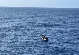 Rescatados 36 inmigrantes a bordo de una  neumática a 44 millas de Barbate