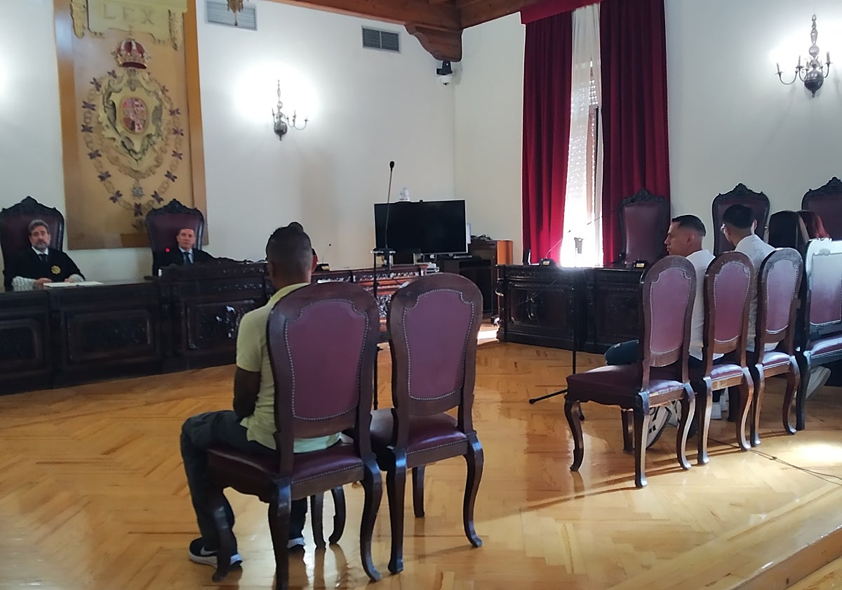 Los cinco acusados. A la izquierda, Andrés Antonio, que también es víctima en este caso