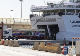 Menores inmigrantes intentan entrar en Andalucía en los camiones de las atracciones de feria de Melilla
