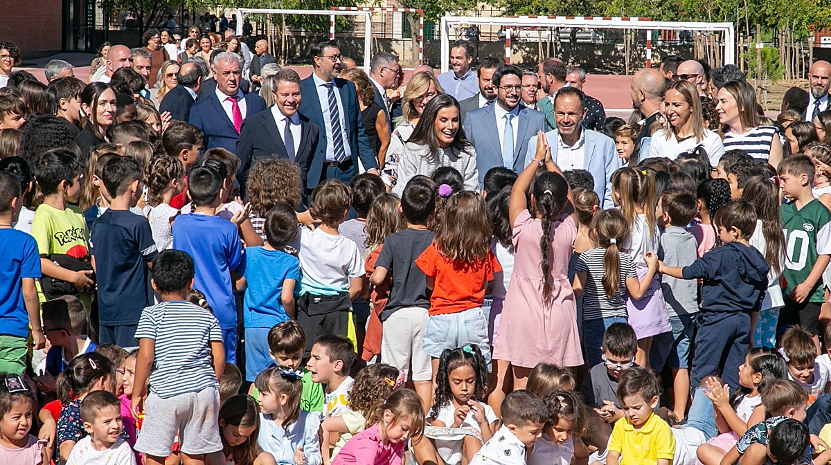 Los niños se han 'vuelto locos' con la presencia de la Reina en su colegio
