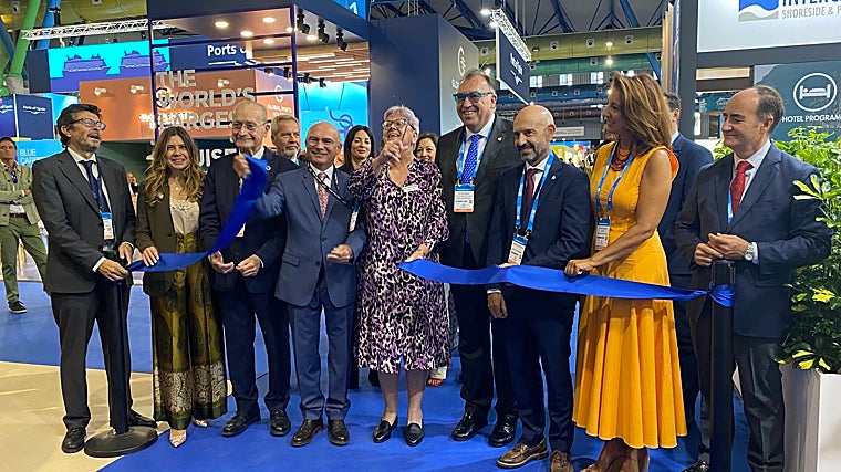 Foto de familia durante la inauguración del congreso