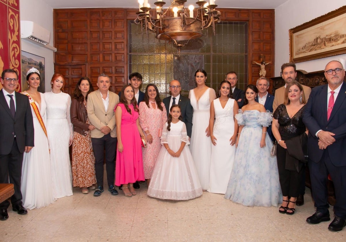 Manuel Vilas, quinto por la izquierda, con el acalde y las reinas de las fiestas