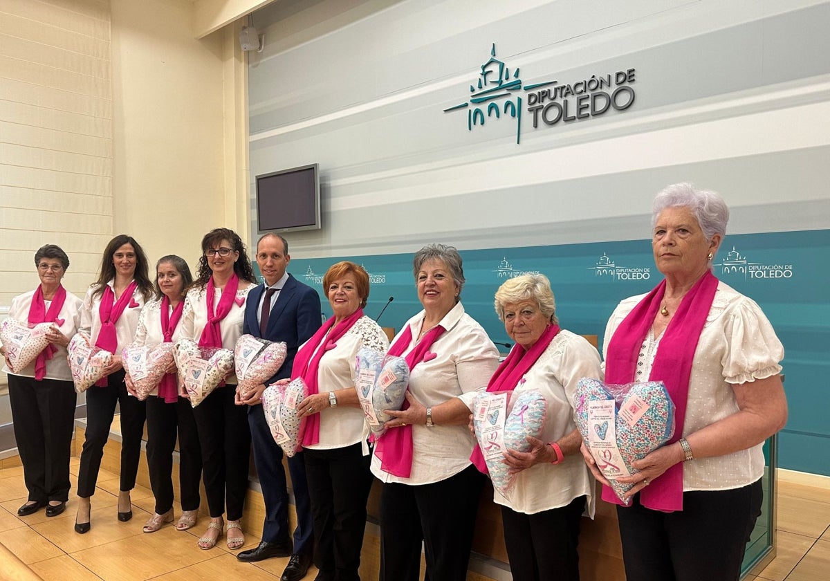 El vicepresidente Daniel Arias con mujeres de la Asociación 'Manos y Voces'