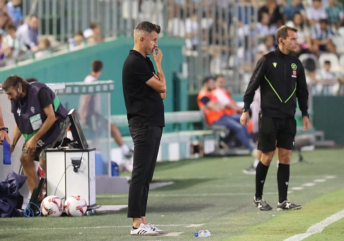 Iván Ania observa a sus jugadores desde el banquillo de El Arcángel
