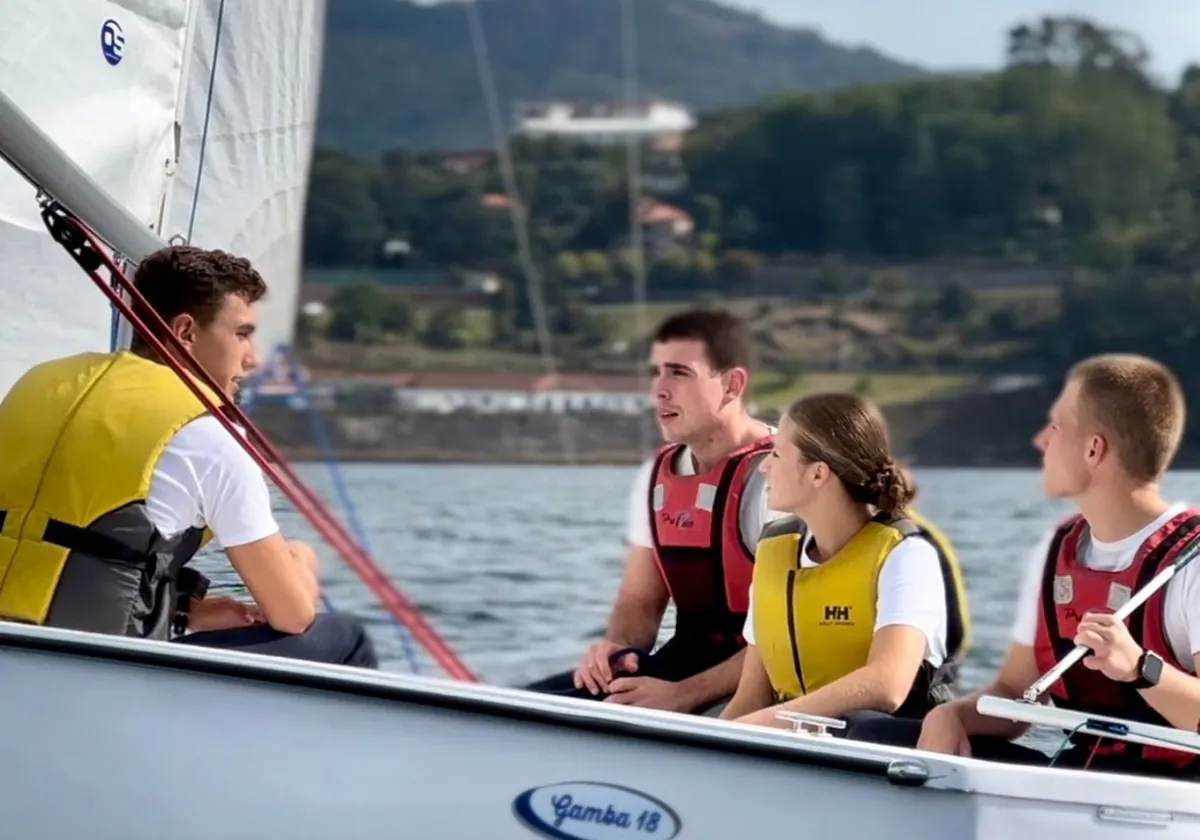 La Princesa Leonor, junto a tres compañeros de la Escuela Naval de Marín, navegando por la Ría de Pontevedra