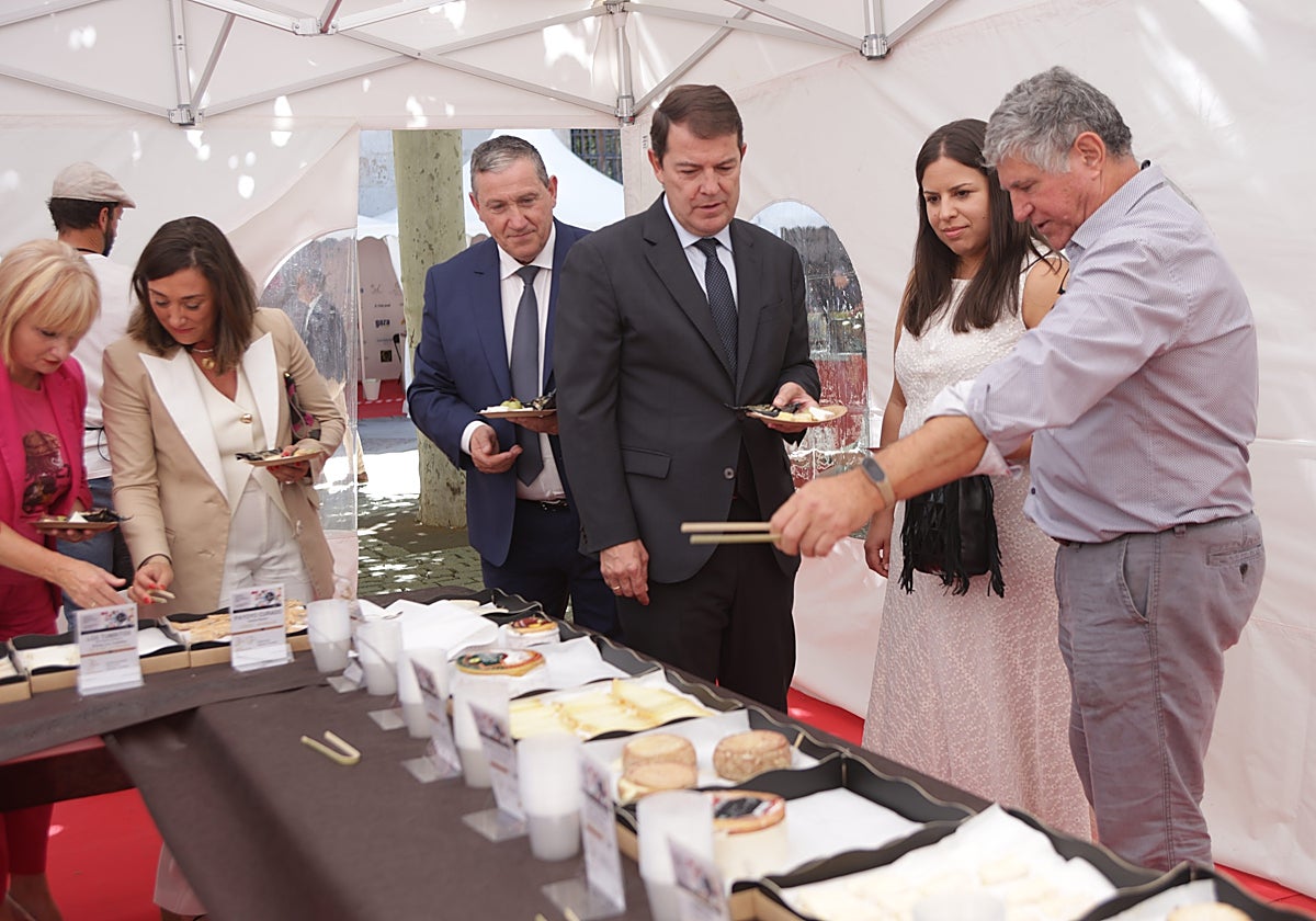 Visita del presidente de la Junta de Castilla y León a los expositores de la feria quesera Fromago