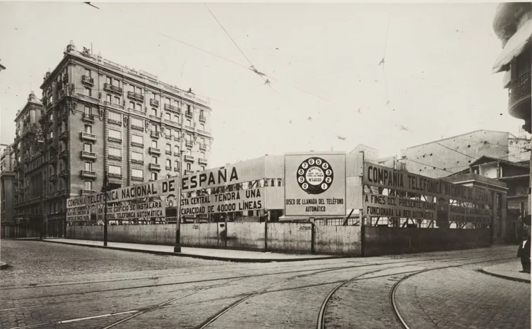 Imagen principal - Arriba, el anuncio de inicio de las obras del edificio de Telefónica, que se inauguró en 1930. Abajo, el desarrollo de las mismas. A la derecha, varias telefonistas trabajando en la sede