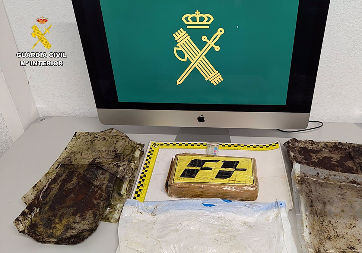 Detenido un hombre que llevaba oculto en su coche más de 1 kilo de cocaína y 30.000 euros