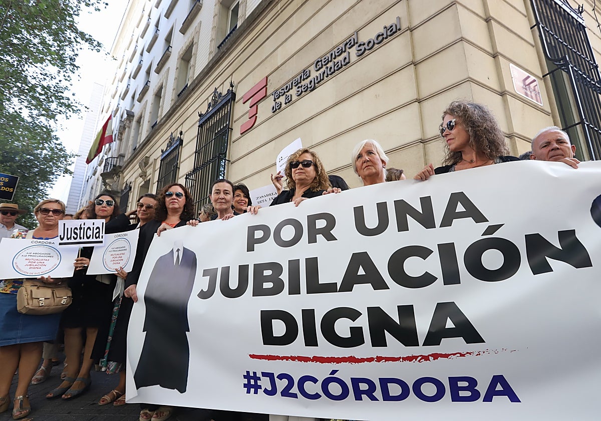 Abogados y procuradores cordobeses claman por una jubilación digna