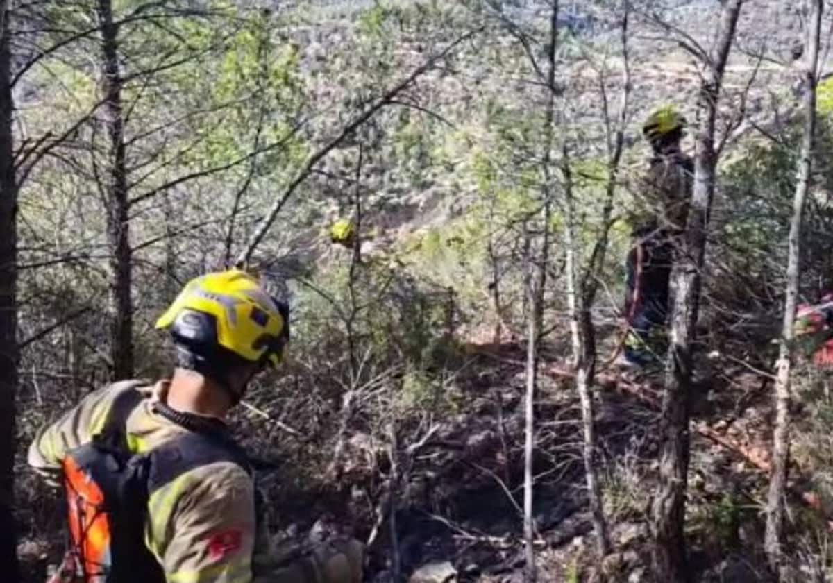 Labores de extinción de los Bomberos de la Generalitat en el incendio de Cabacés