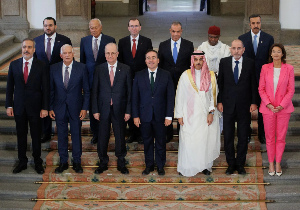 El ministro de Asuntos Exteriores, José Manuel Albares, junto a representantes de países árabes y europeos