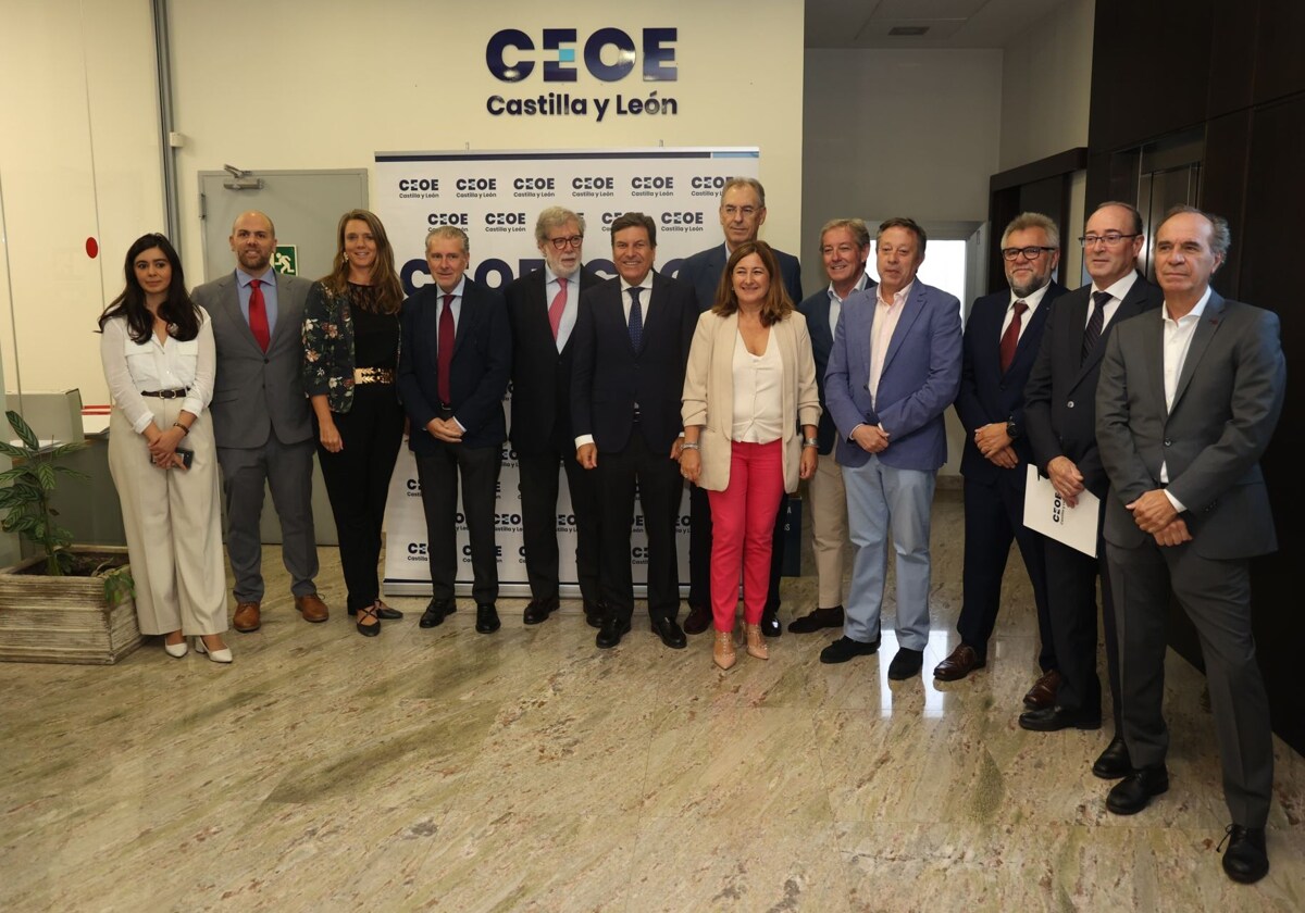 Santiago Aparicio, junto al resto de la Junta Directiva de CEOE Castilla y León y el consejero Fernández Carriedo