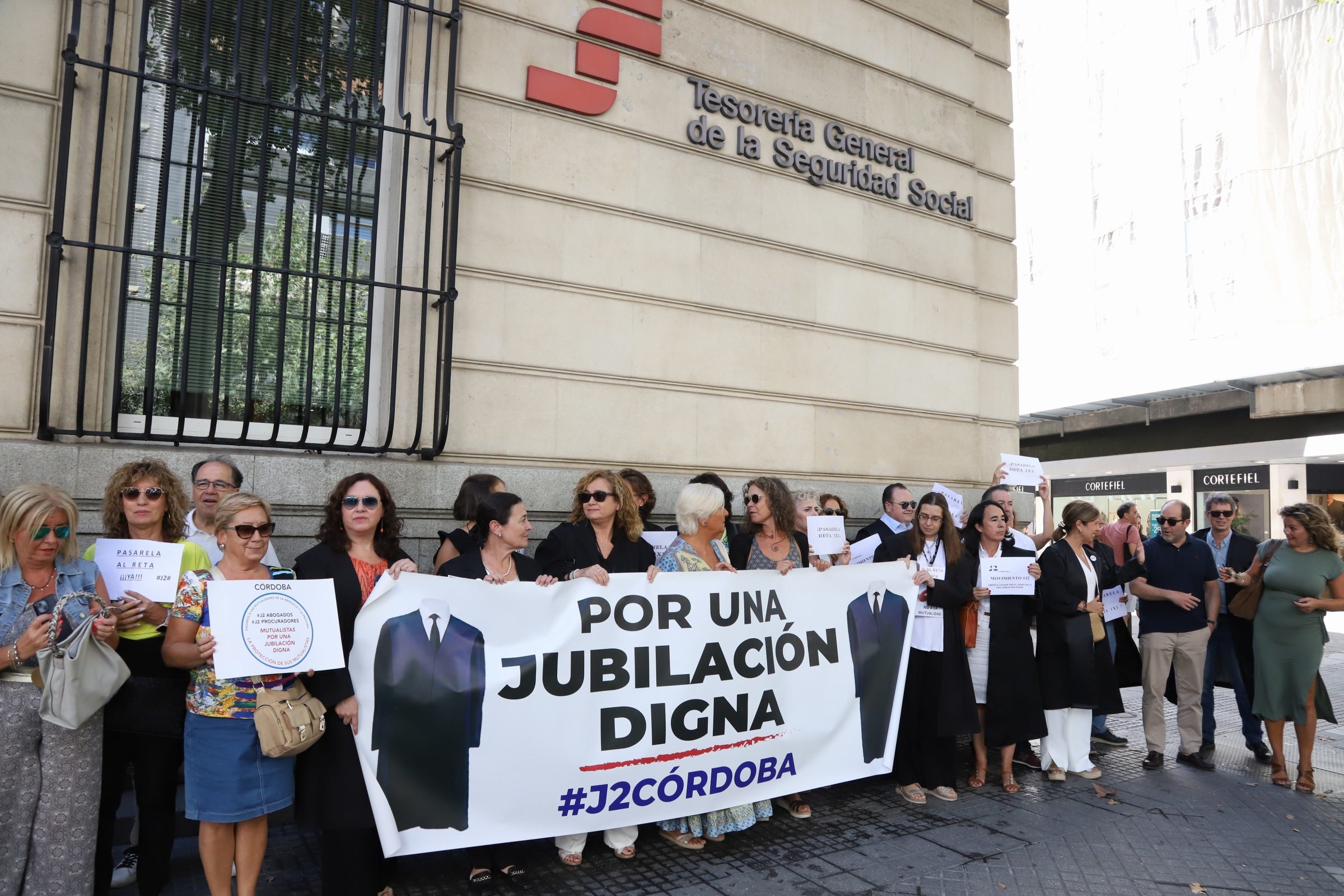 Fotos: la protesta de los abogados y procuradores cordobeses por sus pensiones