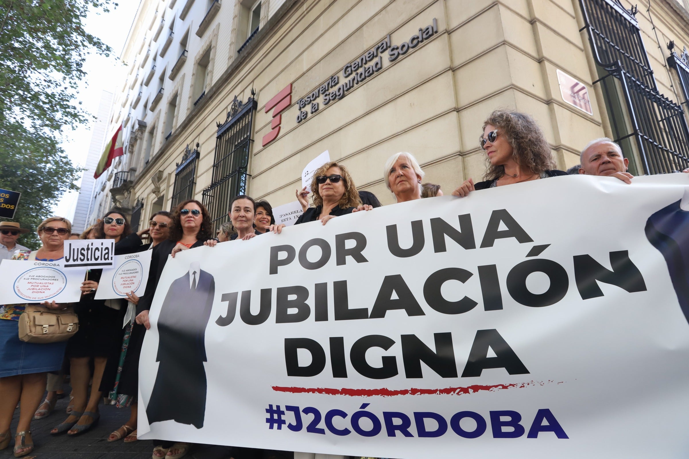 Fotos: la protesta de los abogados y procuradores cordobeses por sus pensiones