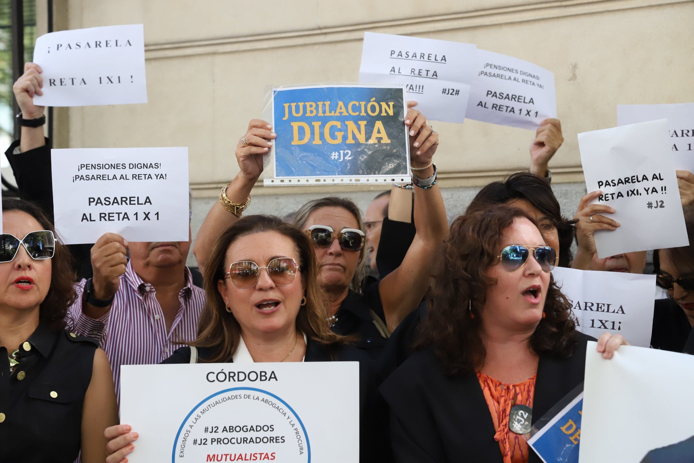 Fotos: la protesta de los abogados y procuradores cordobeses por sus pensiones