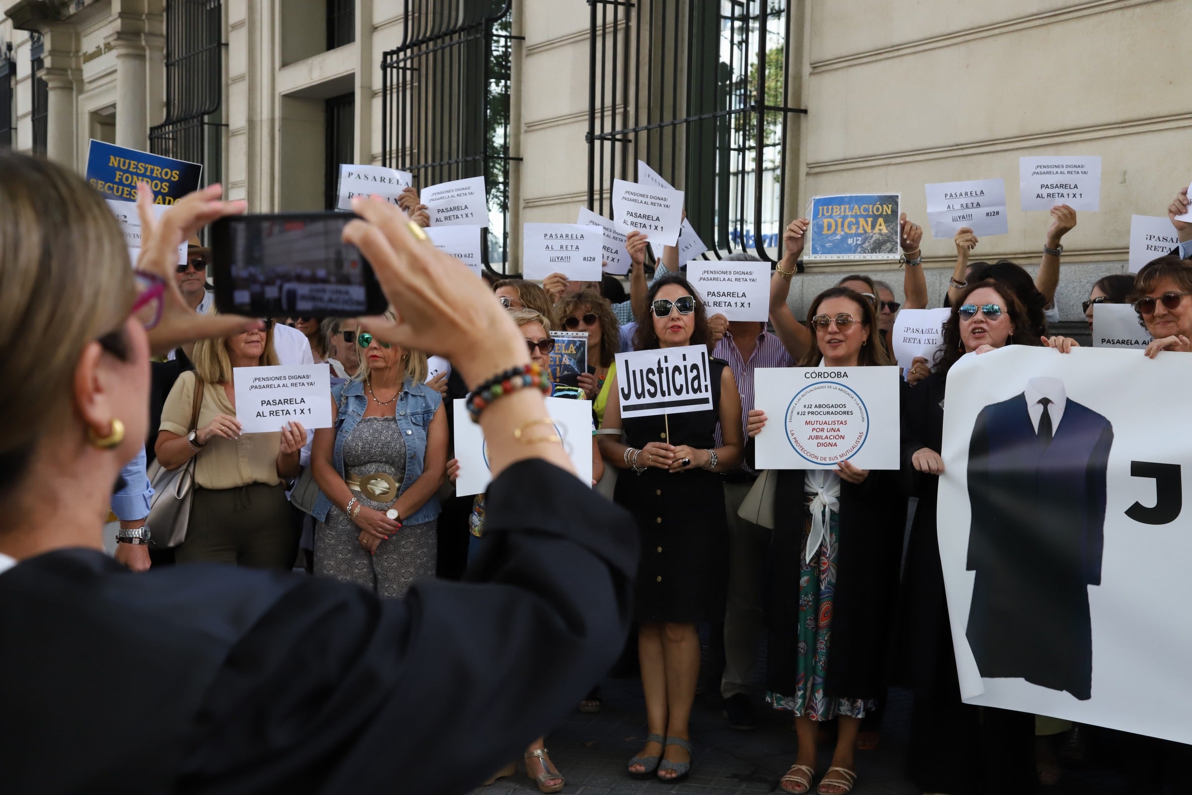Fotos: la protesta de los abogados y procuradores cordobeses por sus pensiones