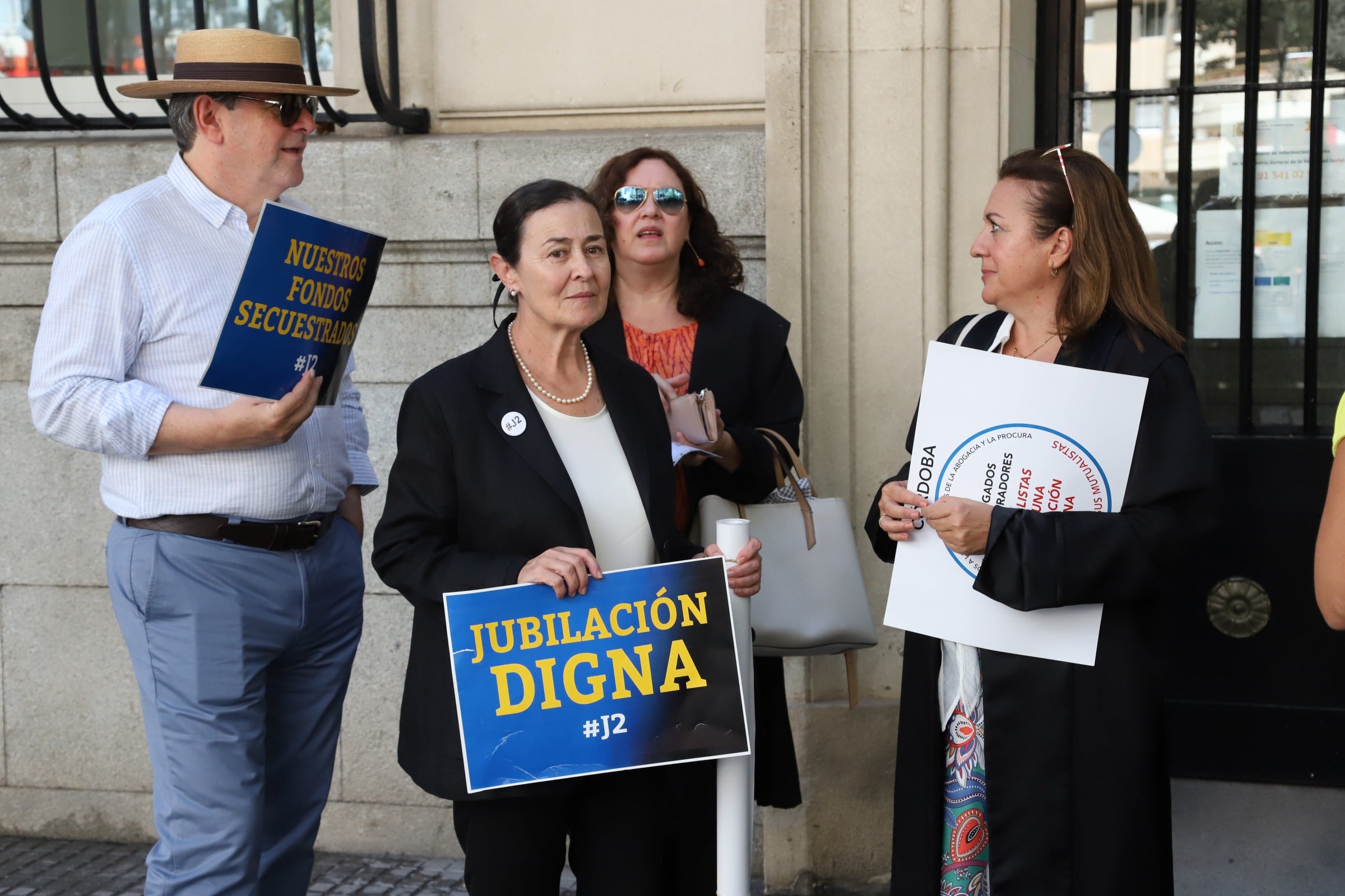 Fotos: la protesta de los abogados y procuradores cordobeses por sus pensiones