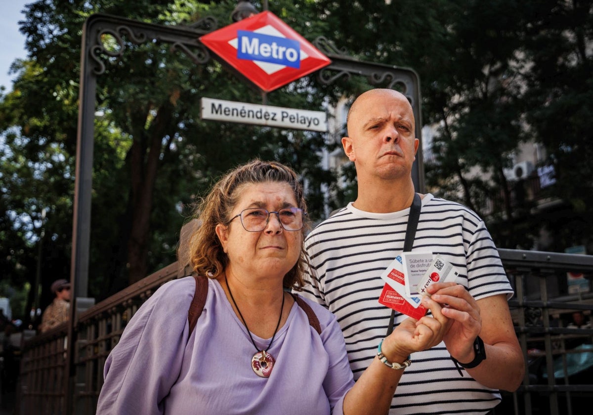 Celeste, miembro del comité de representantes de Plena Inclusión, y su compañero Quico, usuarios ambos del transporte público