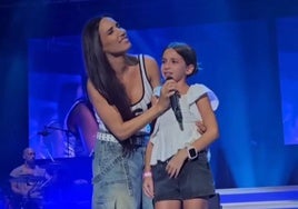 India Martínez vuelve a compartir momentos mágicos con una niña en su concierto de Córdoba