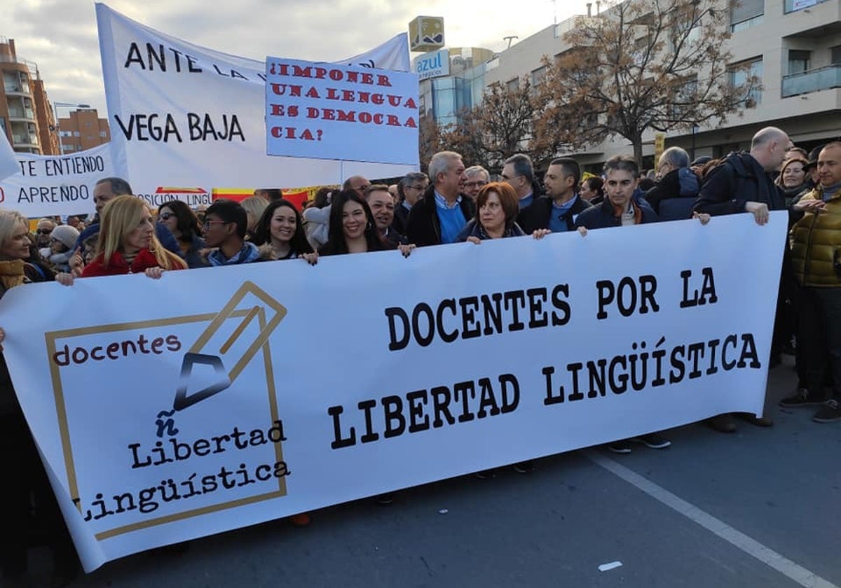 Manifestación de la Plataforma de Docentes por la Libertad Lingüística en la Vega Baja contra las imposiciones del catalán en las aulas