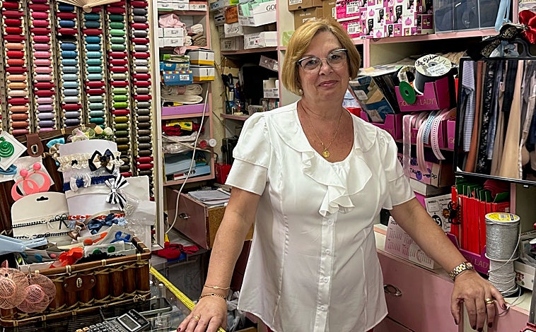 Imagen principal - María Rodríguez en su mercería de Málaga. Francisco José Molina en su carnicería de Granada. Ramón Gómez en su tienda de Cádiz.