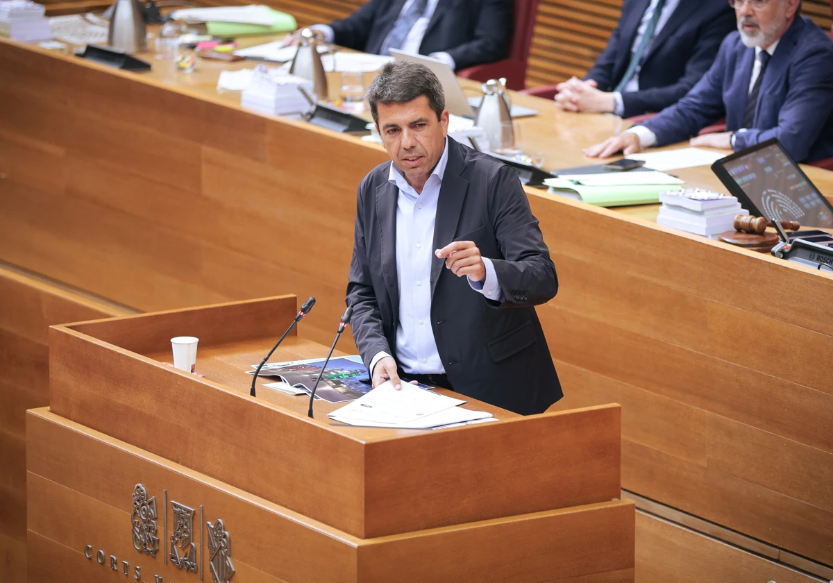 Imagen de archivo del presidente de la Generalitat, Carlos Mazón, en las Cortes Valencianas