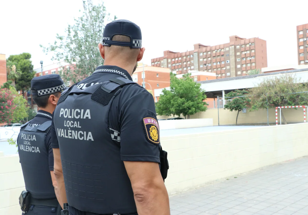 Imagen de archivo de dos policías locales en Valencia