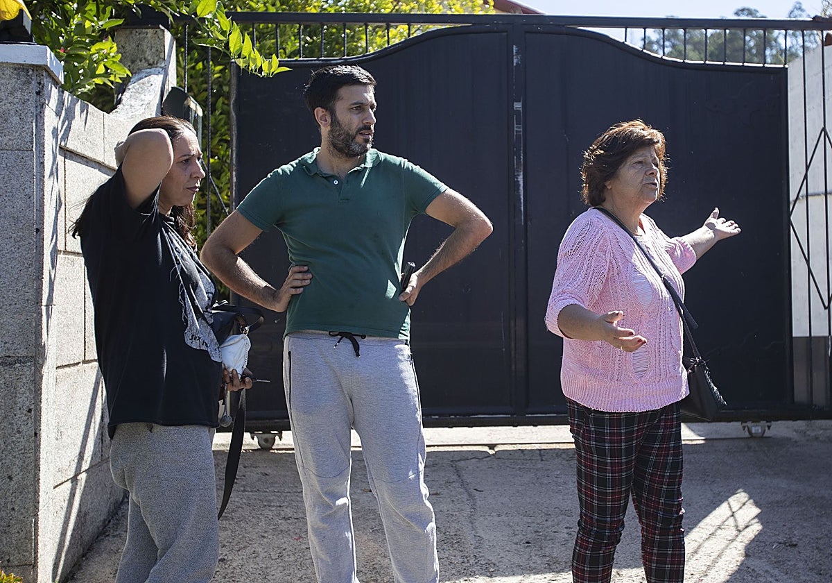Vecinos del barrio, en el portal donde se produjo la agresión