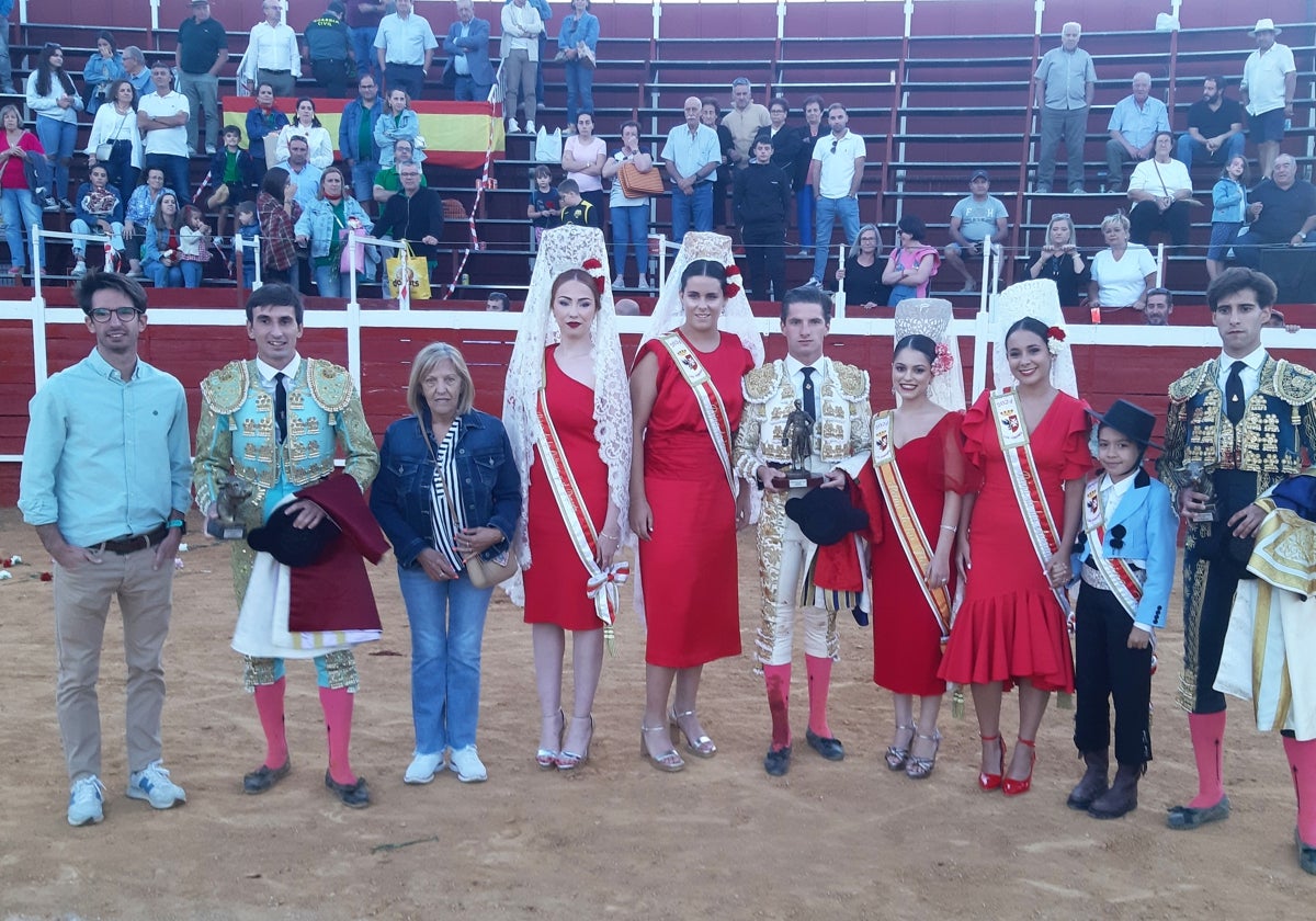 Villita, triunfador de la tarde, se alzó con el Certamen Jacinto López 'El Tinti', cuyo trofeo recibió de su viuda en presencia de las reinas de las fiestas