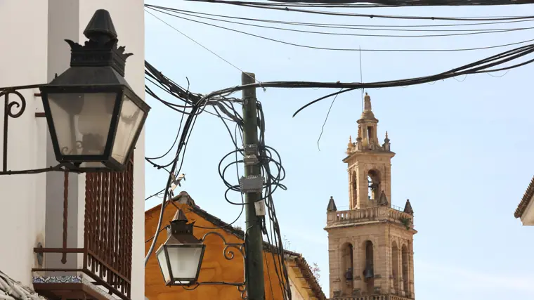 Cableado cerca de la iglesia de San Lorenzo