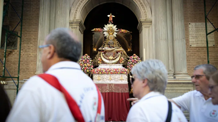 La imagen de la virgen, en la puerta de la iglesia que lleva su nombre