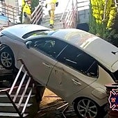 Un coche cae por las escaleras del parking de un centro comercial en Madrid y queda encajado