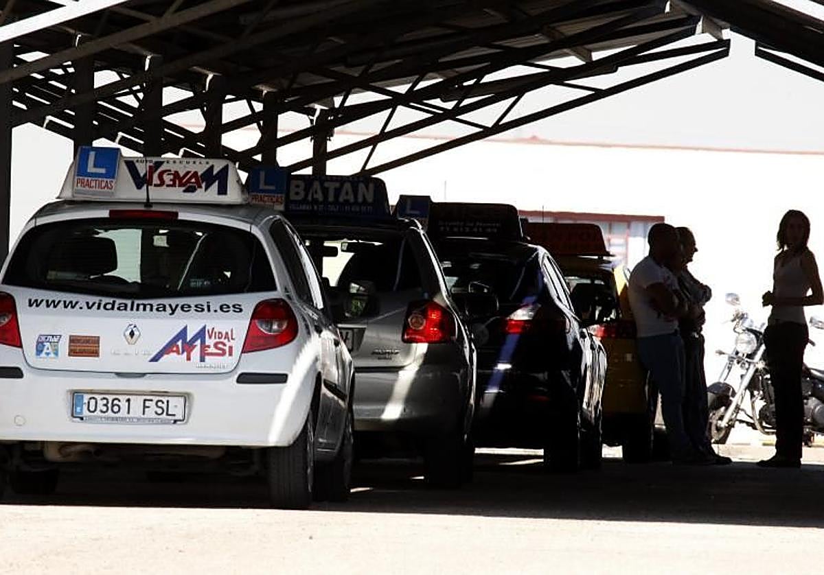 Imagen de archivo de vehículos de prácticas