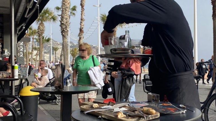 Las polémicas multas de un hostelero a sus camareros: 20 euros por llegar tarde diez minutos y 50 por «hablarle mal»