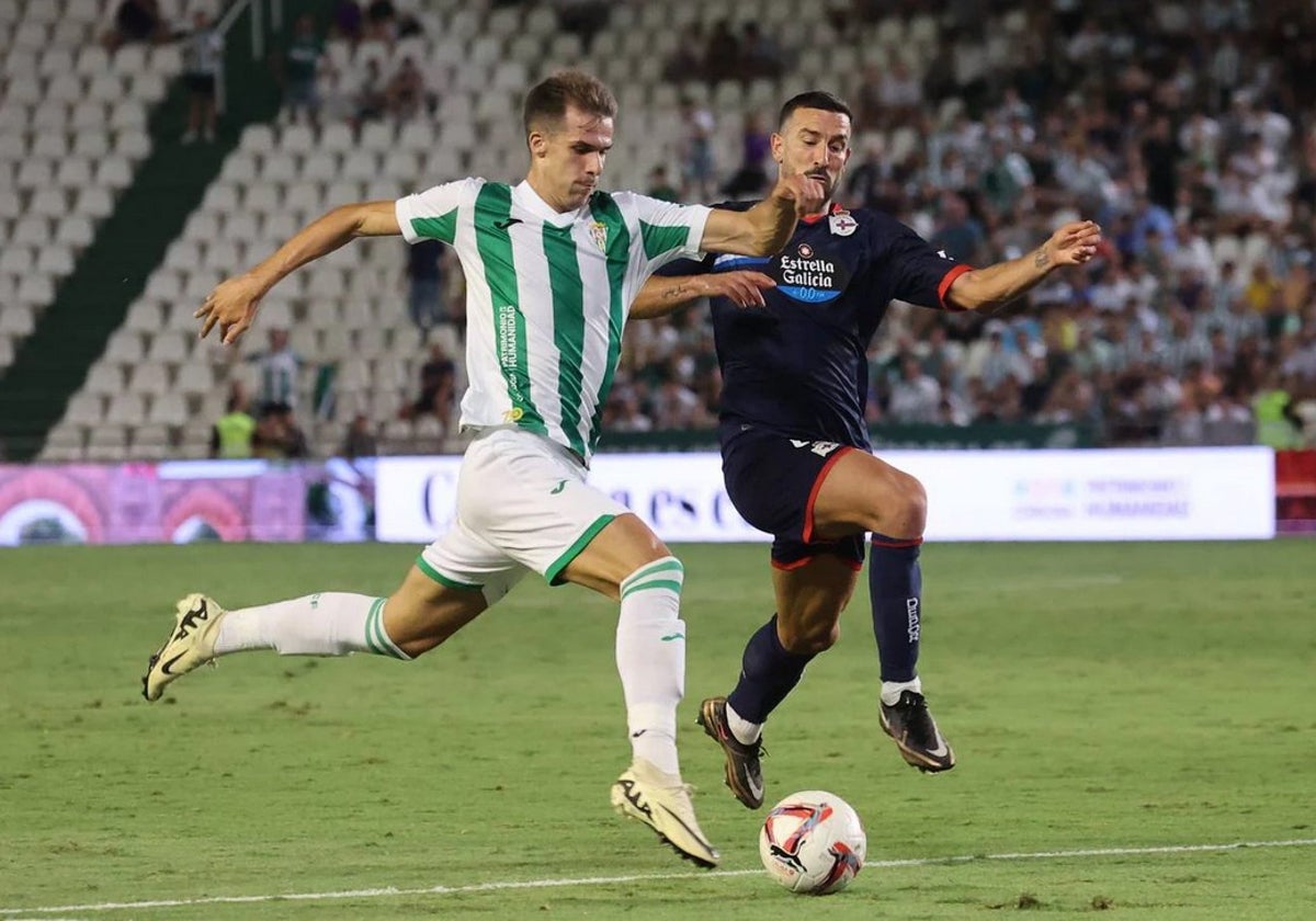 Ander Yoldi conduce el balón ante un rival del Deportivo en El Arcángel