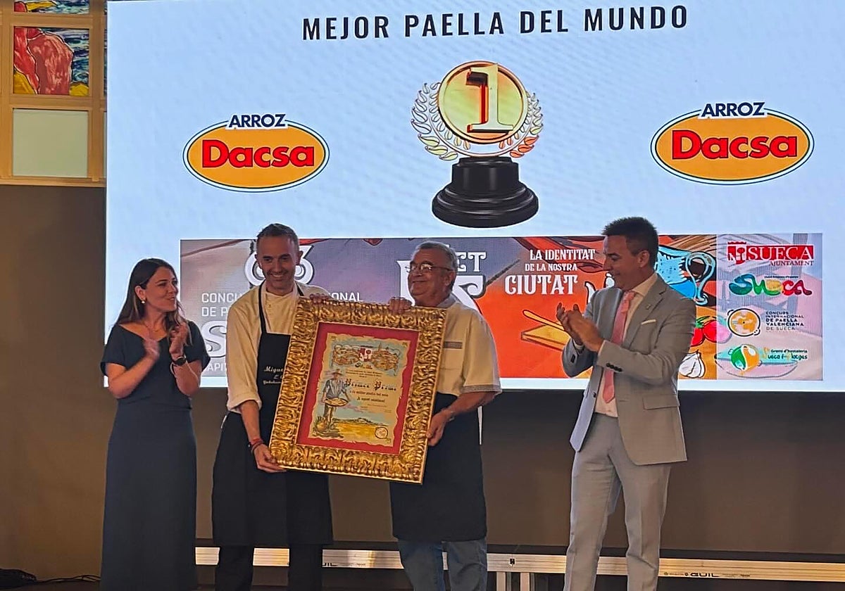 Los cocineros de Miguel i Juani reciben en Sueca el premio a mejor paella del mundo