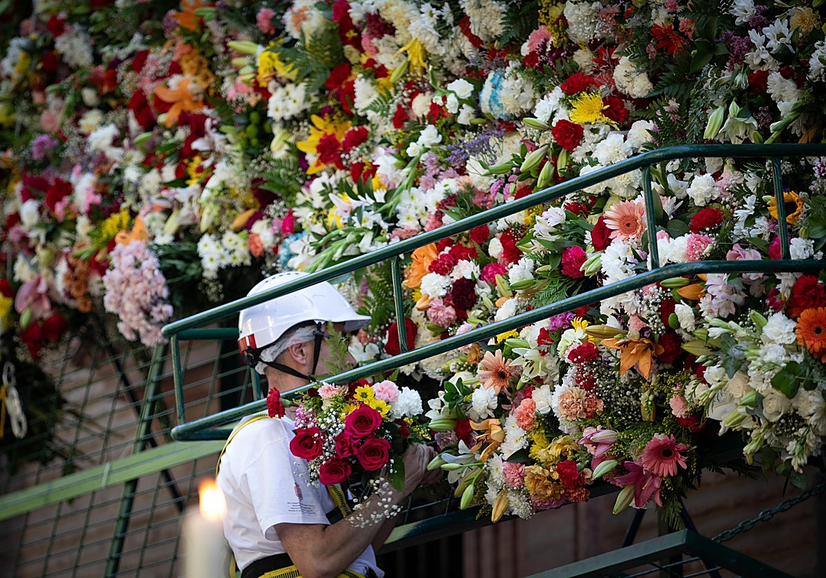La fachada de la basílica de la Virgen de las Angustias empieza a llenarse de flores