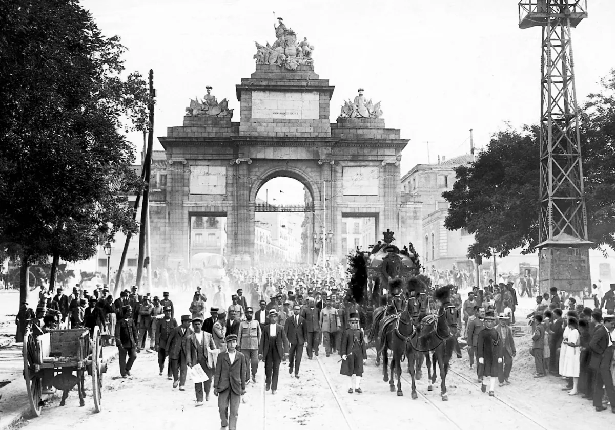 3 de agosto de 1921, momento en que pasa por la Puerta de Toledo el entierro del conductor de tranvía asesinado en la plaza de la Lealtad