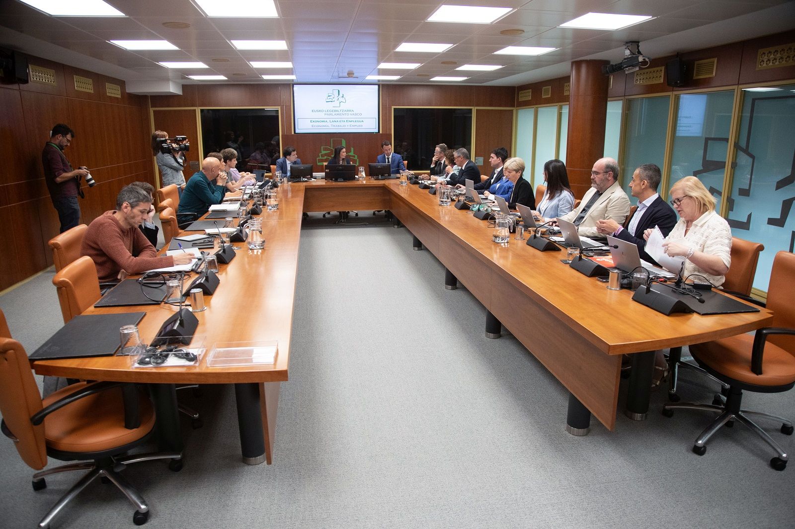 La sesión en el Parlamento vasco durante la sesión en la que se ha encontrado el condón